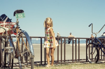 站在自行车旁的女孩